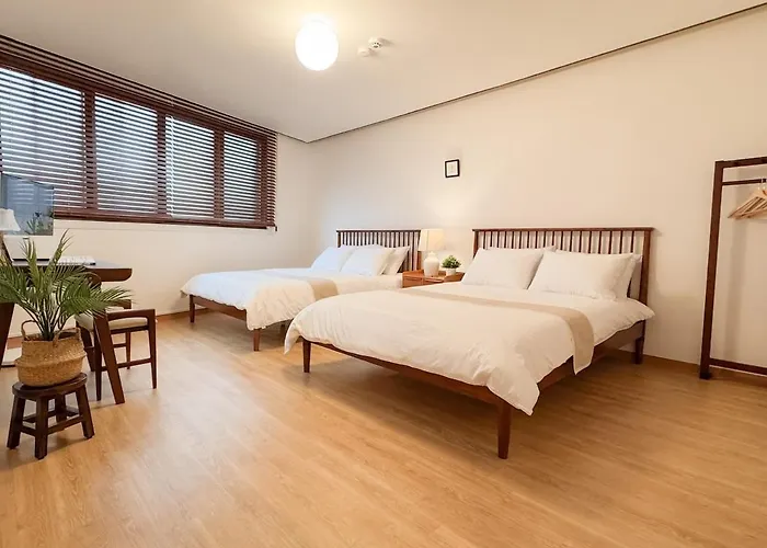 Seongsu Station Spacious 3br House With 4 Beds *