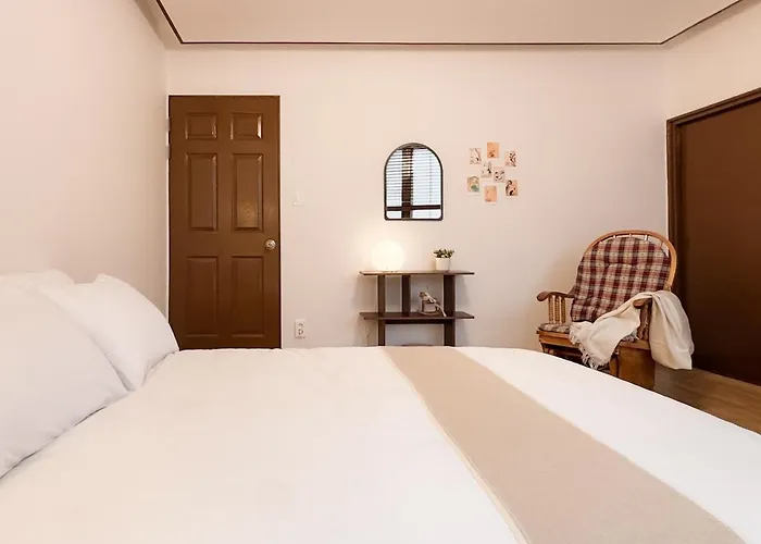 Seongsu Station Spacious 3br House With 4 Beds *